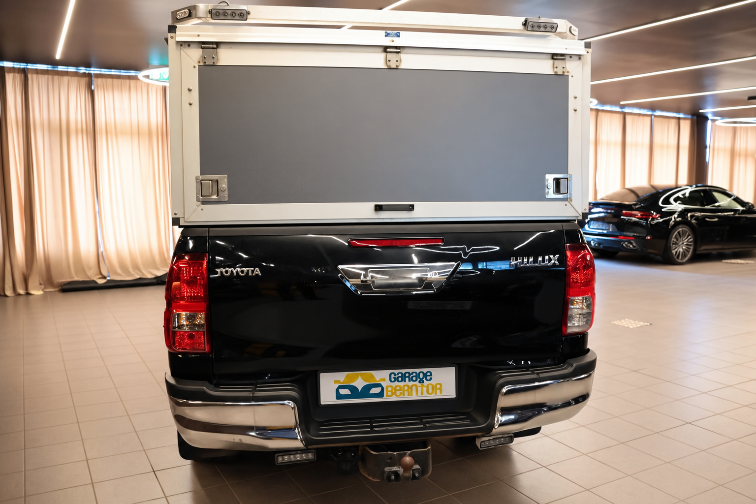 Toyota Hilux 2.4 D 4x4 Automatik 150 PS mit Hundebox, Leder und Anhängerkupplung