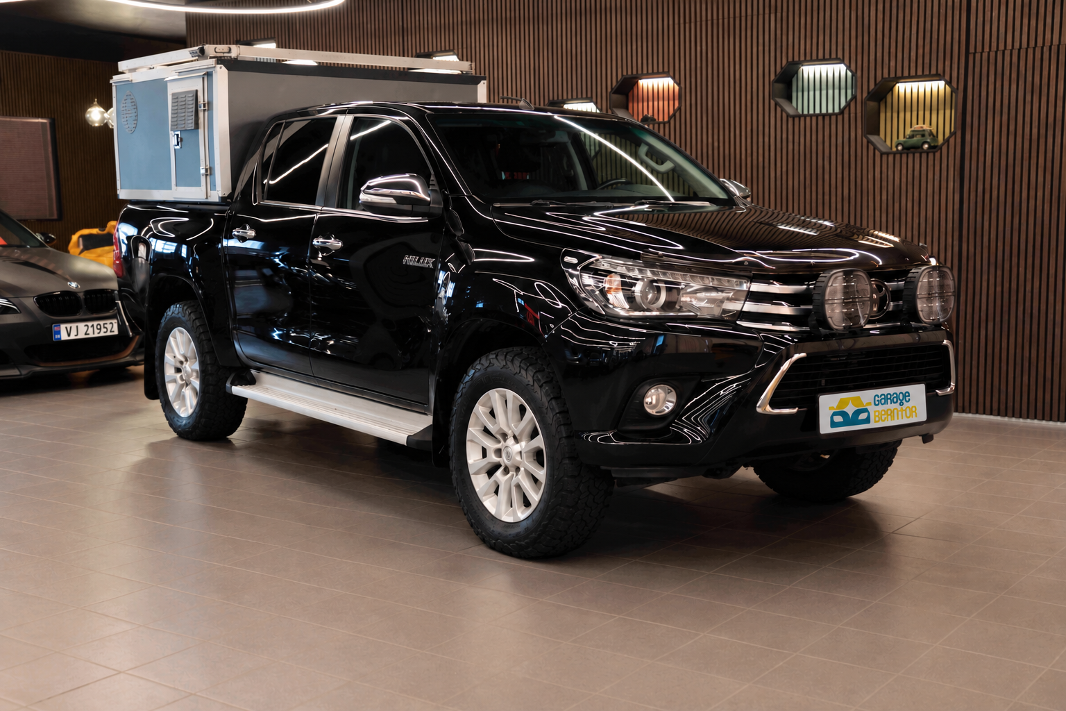 Toyota Hilux 2.4 D 4x4 Automatik 150 PS mit Hundebox, Leder und Anhängerkupplung