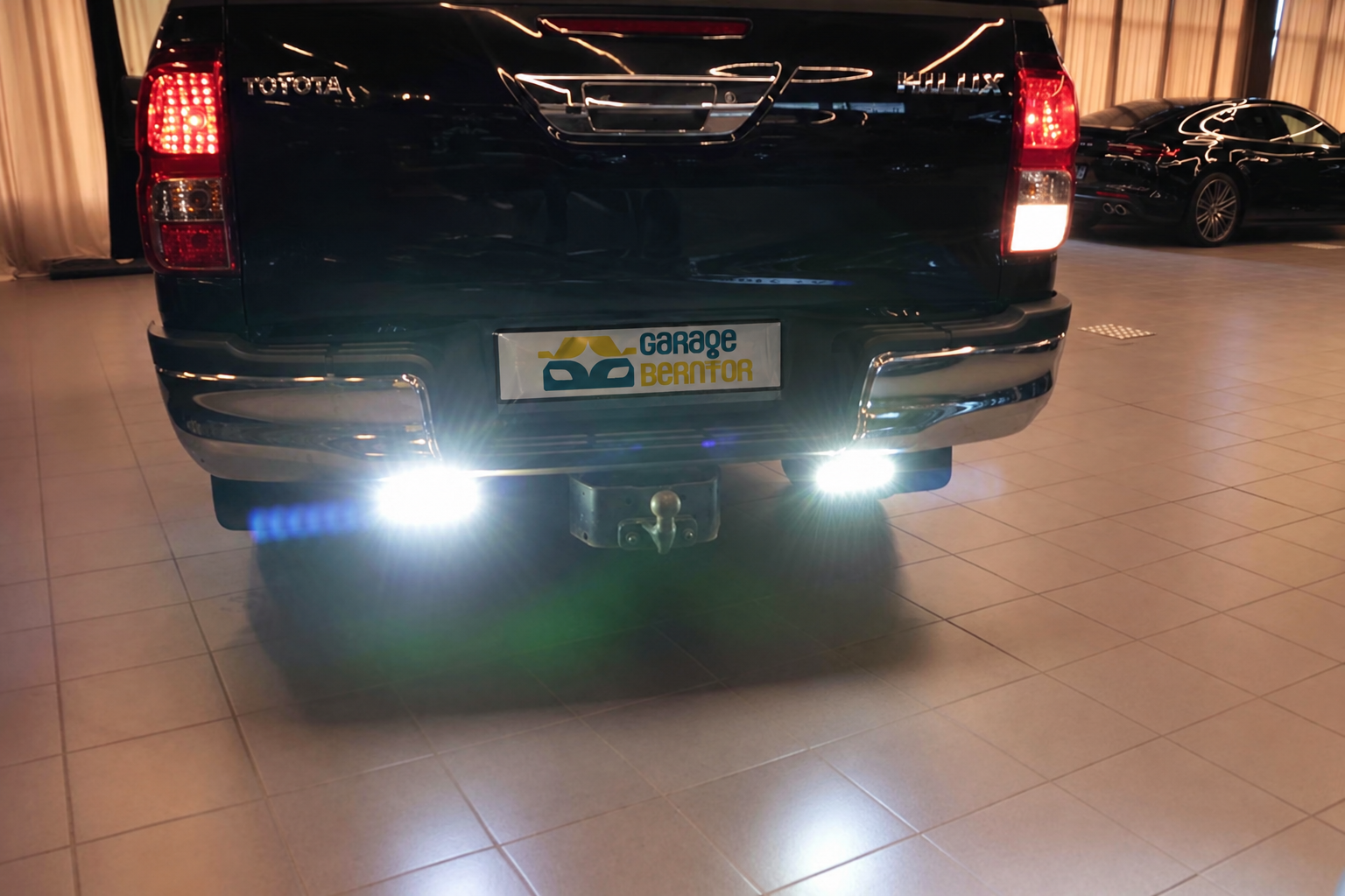 Toyota Hilux 2.4 D 4x4 Automatik 150 PS mit Hundebox, Leder und Anhängerkupplung